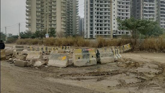 The closed stretch which was being used by commuters. (Parveen Kumar/HT)