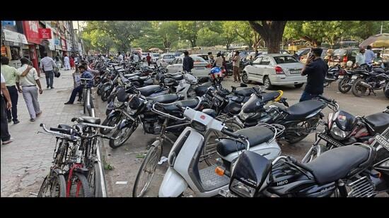 The farmers questioned how parking charges could be imposed on them when Market Committee rules explicitly prohibit levying any such fee on cultivators. (HT Photo)
