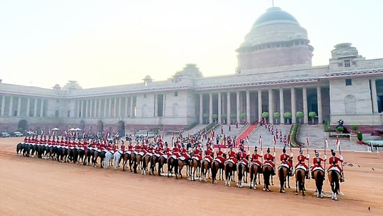 President Droupadi Murmu departs from Rashtrapati Bhavan for Beating Retreat ceremony at Vijay Chowk, in New Delhi&nbsp;(ANI)