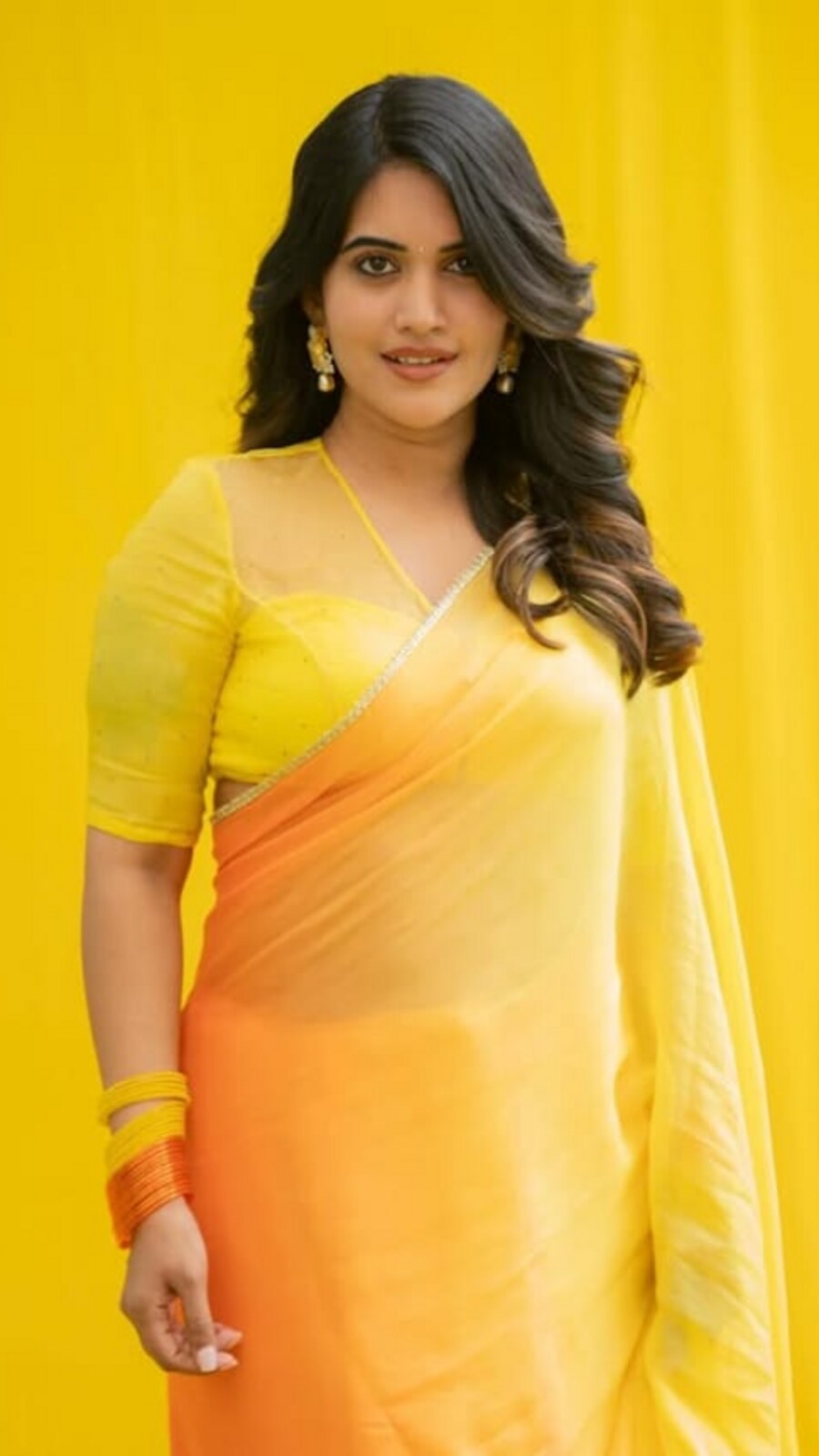 <p>సినిమాా ఈవెంట్లు, టీవీ షోలు, ప్రమోషన్లతో బిజీ అయిపోయింది యాంకర్ స్రవంతి చొక్కారపు. మరోవైపు సినిమాల్లోనూ యాక్టింగ్ చేసేస్తోంది. </p>