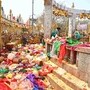 <p>వెంట తెచ్చుకున్న కోళ్లను వనదేవతల గద్దెల సమీపంలో గాల్లోకి ఎగురవేస్తూ భక్తులు సందడి చేస్తున్నారు.కుటుంబాలను చల్లగా దీవించు తల్లీ అంటూ దేవతలను కొలుస్తున్నారు. ఎత్తు బంగారాలను సమర్పిస్తున్నారు. వచ్చే రెండు రోజులు భారీ సంఖ్యలో భక్తులు మేడారంకు తరలిరానున్నారు. మేడారం వెళ్లే దారి పొడవునా గిరిజన మహిళల నృత్యాలు,దొరల కొమ్ము బూరల శబ్దాలు భక్తులకు స్వాగతం పలుకుతున్నాయి. ఇక్కడి వాతావరణం భక్తులను భక్తి పారవశ్యంలోముంచెత్తుతోంది. విదేశాల నుంచి కూడామానవ శాస్త్ర పరిశోధకులు ఈ అరుదైన గిరిజన సంస్కృతిని అధ్యయనం చేయడానికివిచ్చేస్తున్నారు.</p>