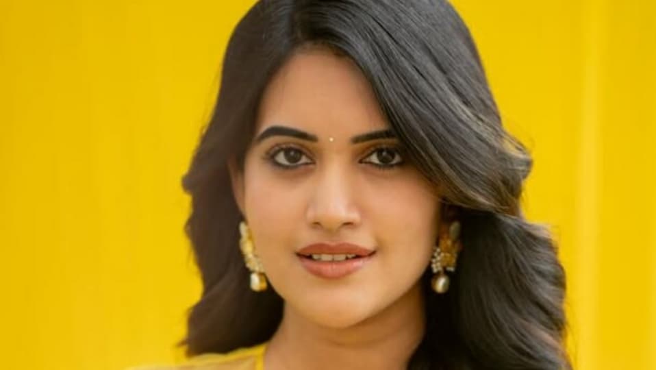 <p>2009లో ఇండస్ట్రీలోోకి నటి కావాలనే ఆశతో వచ్చింది స్రవంతి చొక్కాారపు. ఇన్నాళ్లకు హే భగవాన్ సినిమాతో డెబ్యూ చేస్తోంది ఈ భామ. </p>(instagram-sravanthi_chokarapu)