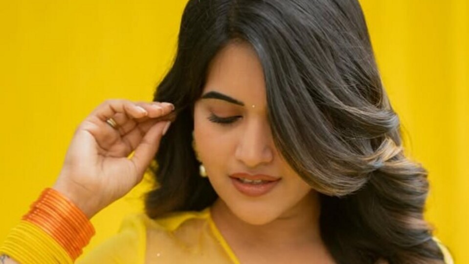 <p>హే భగవాన్ మూవీతో బిగ్ స్క్రీన్ పై అడుగుపెడుతోంది స్రవంతి చొక్కారపు. ఇందులో సుహాస్ హీరో. రీసెంట్ గా టీజర్ లాంఛ్ ఈవెంట్లో మెరిసింది స్రవంతి.</p>(instagram-sravanthi_chokarapu)