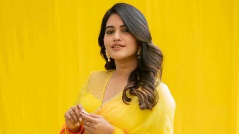 <p>హే భగవాన్ టీజర్ లాంఛ్ ఈవెంట్లో అడిగిన ప్రశ్నకు స్రవంతి సమాధానాలు ఇచ్చింది. సినిమాల్లోకి వచ్చారు కదా యాంకరింగ్ మానేస్తారా? అనే ప్రశ్నకు.. ‘‘అయిదు వేళ్లు నోట్లోకి వెళ్తున్నాయంటే యాంకరింగ్ కారణం. అది వదలను’’ అని స్రవంతి తెలిపింది. </p>(instagram-sravanthi_chokarapu)