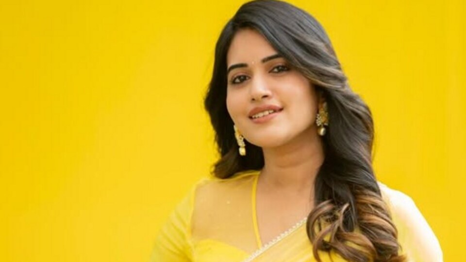 <p>పవన్ కల్యాణ్ డివోటీగా ఆయన్నే ఇన్ స్పిరేషన్ గా తీసుకుని, గివ్ అప్ ఇవ్వకుండా నిలబడ్డానని స్రవంతి తెలిపింది. </p>(instagram-sravanthi_chokarapu)