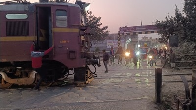 A locomotive driver boards the train after managing traffic at a crossing between Narkatiaganj and Gaunaha stations in West Champaran. (HT Photo) A locomotive driver boards the train after managing traffic at a crossing between Narkatiaganj and Gaunaha stations in West Champaran. (HT Photo)