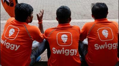 FILE PHOTO: Swiggy gig workers talk to each other during a promotional event in Mumbai, India, October 14, 2024. REUTERS/Francis Mascarenhas/File Photo (REUTERS) FILE PHOTO: Swiggy gig workers talk to each other during a promotional event in Mumbai, India, October 14, 2024. REUTERS/Francis Mascarenhas/File Photo (REUTERS)