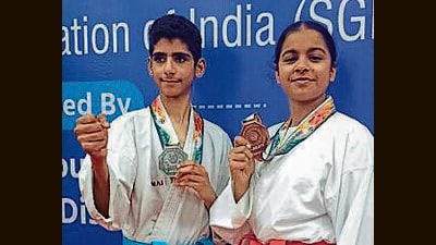 Naettik Sachdeva and Vanshika Yadav with their medals in Pune. (HT Photo) Naettik Sachdeva and Vanshika Yadav with their medals in Pune. (HT Photo)