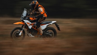 Engine-wise, the 390 Adventure R and the 390 Adventure are identical. Engine-wise, the 390 Adventure R and the 390 Adventure are identical.