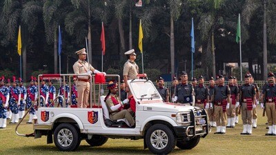 অবসরের আগে বিদায় সংবর্ধনায় রাজ্যের বিদায়ি ডিজিপি রাজীব কুমার। (ছবি সৌজন্যে পিটিআই) অবসরের আগে বিদায় সংবর্ধনায় রাজ্যের বিদায়ি ডিজিপি রাজীব কুমার। (ছবি সৌজন্যে পিটিআই)