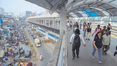 iMumbai, India - January 30, 2026: Skywalk between kalnag to Bandra station in Mumbai, India, on Friday, January 30, 2025. (Photo by Satish Bate/ Hindustan Times) (Hindustan Times) iMumbai, India - January 30, 2026: Skywalk between kalnag to Bandra station in Mumbai, India, on Friday, January 30, 2025. (Photo by Satish Bate/ Hindustan Times) (Hindustan Times)