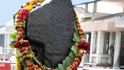 <p>శని త్రయోదశి నాడు ఏం చేయాలి?</p><p>బ్రహ్మ ముహూర్తంలో నిద్ర లేవాలి: సూర్యోదయం కంటే ముందే నిద్ర లేచి స్నానం చేయాలి. శని దోష నివారణకు తలస్నానం చేసేటప్పుడు నీటిలో కొన్ని నువ్వులు వేసుకుని స్నానం చేయాలి. అలాగే నువ్వుల నూనె శరీరానికి రాసుకుని స్నానం చేస్తే కూడా మంచిది.<br> </p> (pinterest)