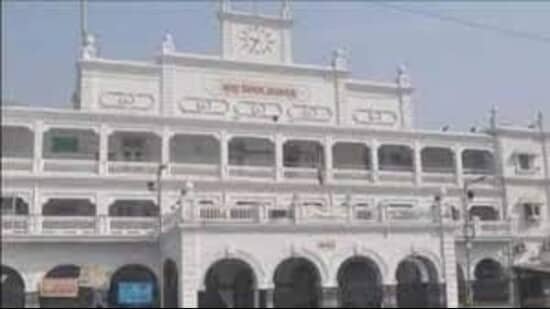 Municipal commissioner Gaurav Kumar conducted a surprise inspection at the Lucknow Municipal Corporation’s Zone-5 zonal office in Alambagh area of the state capital on Friday. (FOR REPRESENTATION)