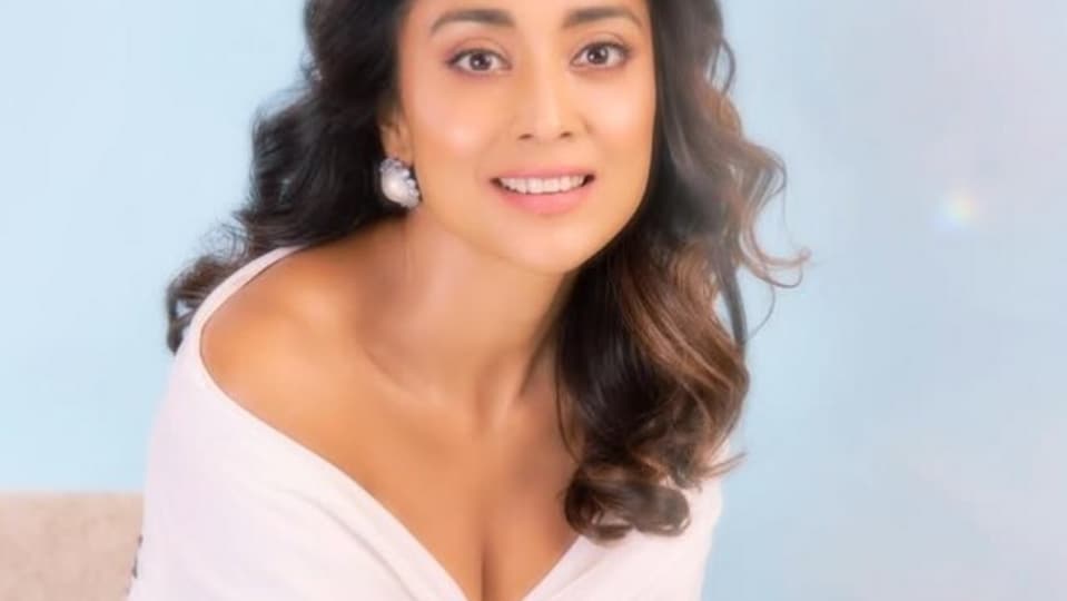 <p>సెకండ్ ఇన్నింగ్స్ లో కీలక పాత్రలు చేస్తూ నటనపై ఇష్టాన్ని కొనసాగిస్తోంది శ్రియా శరణ్. రీసెంట్ గా మిరాయ్ లో అదరగొట్టింది. </p>(instagram-Shriya Saran)