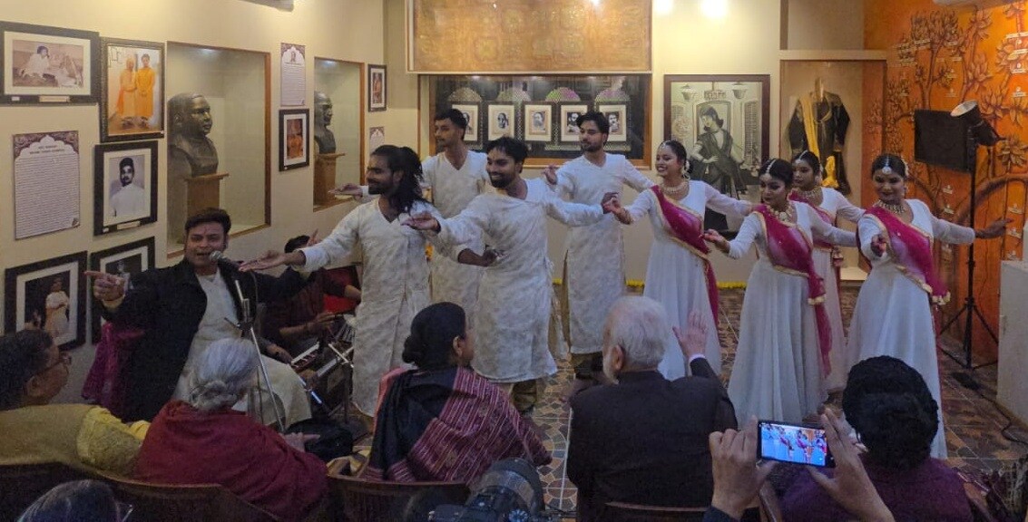Pandit Anju Mishra's students performing Pandit Anju Mishra's students performing