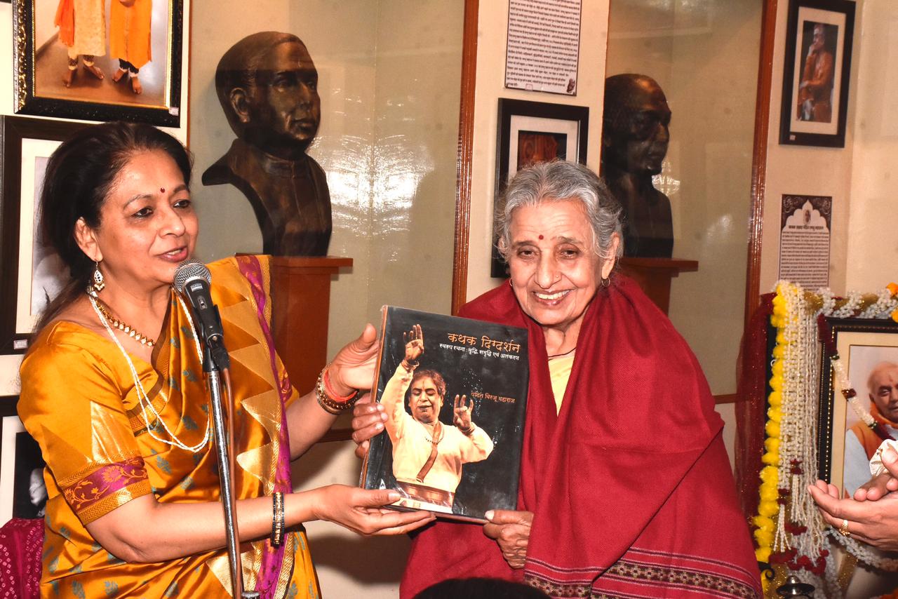 Senior Kathak dancer Renu Sharma with poetess-writer Vidya Vindu Singh during the release of research paper book Kathak Divya Darshan Senior Kathak dancer Renu Sharma with poetess-writer Vidya Vindu Singh during the release of research paper book Kathak Divya Darshan