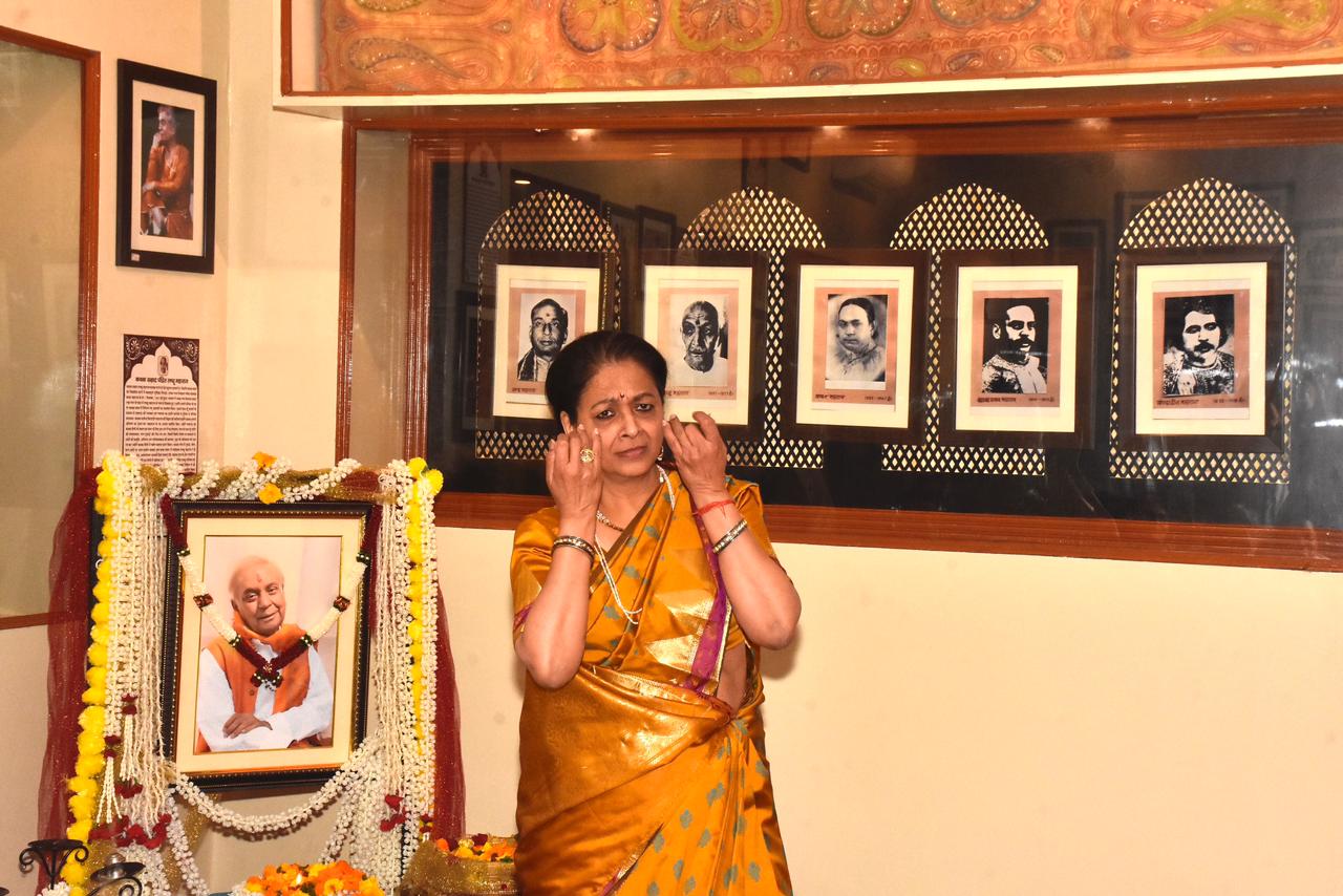 Kathak guru Renu Sharma performing on the occasion Kathak guru Renu Sharma performing on the occasion