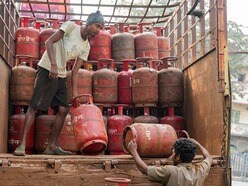 কেন্দ্রীয় বাজেটের আগে ১৯ কেজি বাণিজ্যিক গ্যাস সিলিন্ডারের দাম বাড়ল। অপরিবর্তিত থাকল ১৪.২ কেজি গ্যাস সিলিন্ডারের দাম। (ছবিটি প্রতীকী, সৌজন্যে পিটিআই)