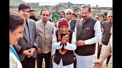 Born in 1922, Bishnoi is also the oldest living MLA of undivided Punjab. (HT Photo) Born in 1922, Bishnoi is also the oldest living MLA of undivided Punjab. (HT Photo)