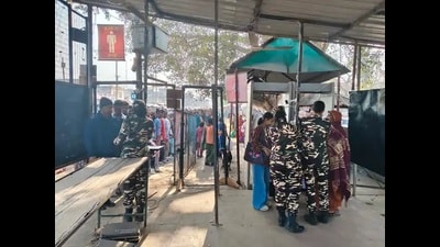 Commuters being checked through face recognition cameras at the Rupaideha border in Bahraich (HT Photo) Commuters being checked through face recognition cameras at the Rupaideha border in Bahraich (HT Photo)