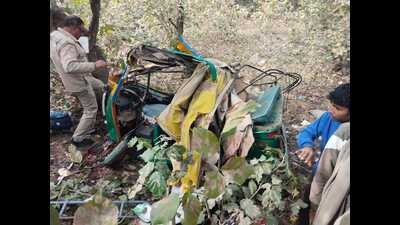 Damaged auto-rickshaw on the Agra-Jalesar Road in Agra. (HT) Damaged auto-rickshaw on the Agra-Jalesar Road in Agra. (HT)