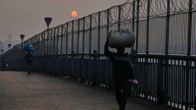 পশ্চিমবঙ্গ থেকে শীত কার্যত ভ্যানিশ হয়ে গিয়েছে। (ছবিটি প্রতীকী, সৌজন্যে এপি) পশ্চিমবঙ্গ থেকে শীত কার্যত ভ্যানিশ হয়ে গিয়েছে। (ছবিটি প্রতীকী, সৌজন্যে এপি)