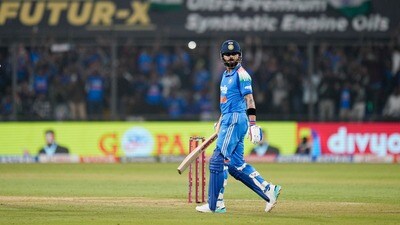<p>కోహ్లీకి ఉన్న అత్యంత విలువైన ఆస్తుల్లో ముంబైలోని పోష్ ఏరియా 'వర్లీ'లో ఉన్న సీ-ఫేసింగ్ లగ్జరీ అపార్ట్మెంట్ ఒకటి. 2016లో దీనిని రూ. 34 కోట్లకు కొనుగోలు చేసినట్లు సమాచారం. 35వ అంతస్తులో ఉన్న ఈ 4-బెడ్రూమ్ అపార్ట్మెంట్ 7,171 చదరపు అడుగుల విస్తీర్ణంలో ఉంటుంది. అయితే, కొన్ని మీడియా కథనాల ప్రకారం తర్వాత ఈ ఫ్లాట్ బుకింగ్ను ఆయన రద్దు చేసుకున్నట్లు తెలుస్తోంది.</p> (PTI) <p>కోహ్లీకి ఉన్న అత్యంత విలువైన ఆస్తుల్లో ముంబైలోని పోష్ ఏరియా 'వర్లీ'లో ఉన్న సీ-ఫేసింగ్ లగ్జరీ అపార్ట్మెంట్ ఒకటి. 2016లో దీనిని రూ. 34 కోట్లకు కొనుగోలు చేసినట్లు సమాచారం. 35వ అంతస్తులో ఉన్న ఈ 4-బెడ్రూమ్ అపార్ట్మెంట్ 7,171 చదరపు అడుగుల విస్తీర్ణంలో ఉంటుంది. అయితే, కొన్ని మీడియా కథనాల ప్రకారం తర్వాత ఈ ఫ్లాట్ బుకింగ్ను ఆయన రద్దు చేసుకున్నట్లు తెలుస్తోంది.</p> (PTI)