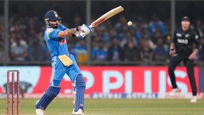 <p>పశ్చిమ దిల్లీలో పెరిగిన కోహ్లీకి గురుగ్రామ్లోని అత్యంత ఖరీదైన 'డీఎల్ఎఫ్ ఫేజ్ 1'లో ఒక భారీ ఇల్లు ఉంది. 10,000 చదరపు అడుగుల విస్తీర్ణంలో ఉన్న ఈ ఇంటి విలువ దాదాపు రూ. 80 కోట్లు ఉంటుందని అంచనా. ఇందులో ప్రైవేట్ స్విమ్మింగ్ పూల్, అత్యాధునిక జిమ్ వంటి సౌకర్యాలు ఉన్నట్లు హిందుస్థాన్ టైమ్స్ నివేదిక పేర్కొంది.</p> (PTI) <p>పశ్చిమ దిల్లీలో పెరిగిన కోహ్లీకి గురుగ్రామ్లోని అత్యంత ఖరీదైన 'డీఎల్ఎఫ్ ఫేజ్ 1'లో ఒక భారీ ఇల్లు ఉంది. 10,000 చదరపు అడుగుల విస్తీర్ణంలో ఉన్న ఈ ఇంటి విలువ దాదాపు రూ. 80 కోట్లు ఉంటుందని అంచనా. ఇందులో ప్రైవేట్ స్విమ్మింగ్ పూల్, అత్యాధునిక జిమ్ వంటి సౌకర్యాలు ఉన్నట్లు హిందుస్థాన్ టైమ్స్ నివేదిక పేర్కొంది.</p> (PTI)