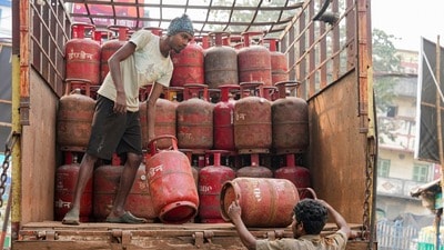 কেন্দ্রীয় বাজেটের আগে ১৯ কেজি বাণিজ্যিক গ্যাস সিলিন্ডারের দাম বাড়ল। অপরিবর্তিত থাকল ১৪.২ কেজি গ্যাস সিলিন্ডারের দাম। (ছবিটি প্রতীকী, সৌজন্যে পিটিআই) কেন্দ্রীয় বাজেটের আগে ১৯ কেজি বাণিজ্যিক গ্যাস সিলিন্ডারের দাম বাড়ল। অপরিবর্তিত থাকল ১৪.২ কেজি গ্যাস সিলিন্ডারের দাম। (ছবিটি প্রতীকী, সৌজন্যে পিটিআই)