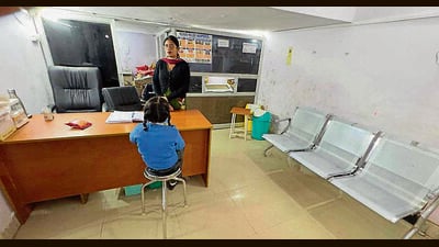 The Aam Aadmi Clinic in Chhawani Mohalla has been running in a nearby 12X12 shop owned by a gurudwara in the neighbourhood. (Gurpreet Singh/HT) The Aam Aadmi Clinic in Chhawani Mohalla has been running in a nearby 12X12 shop owned by a gurudwara in the neighbourhood. (Gurpreet Singh/HT)