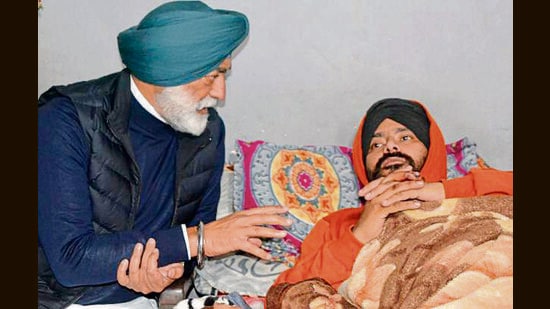 Congress MLA Sukhpal Singh Khaira interacting with cab driver Ranjot Singh in Ludhiana on Saturday. (HT Photo)