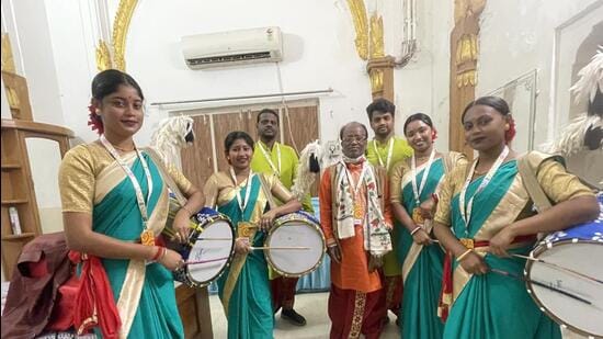 Gokul Chandra Das and the women dhakis. (HT PHOTO)