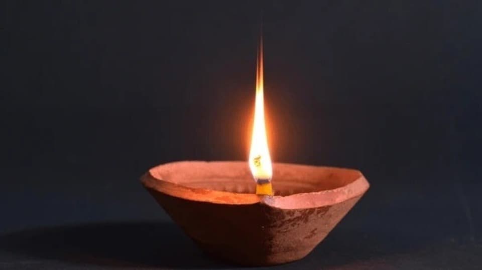 সকাল সন্ধ্যা বাড়িতে জ্বালান একটি বিশেষ প্রদীপ