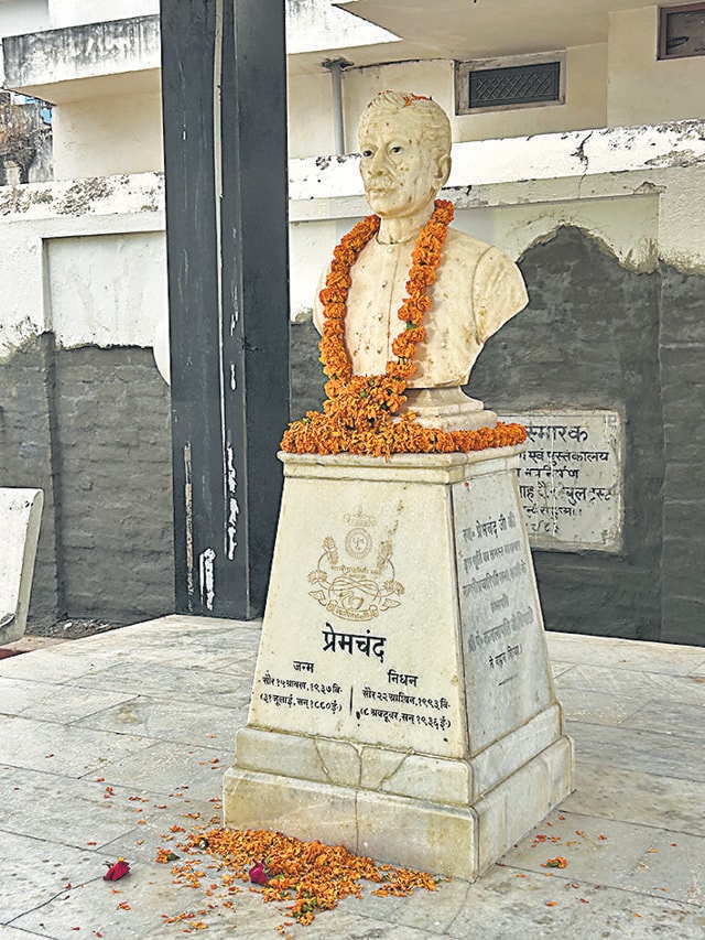 The bust of the writer at Lamhi. The bust of the writer at Lamhi.