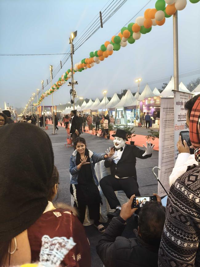Bhagya Sharma, a Faridabad resident joined in the fun with a mime artiste. Bhagya Sharma, a Faridabad resident joined in the fun with a mime artiste.