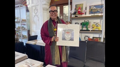 Kolkata’s Sounak Chakraverti with one of his artist’s work at Sanatkada Kolkata’s Sounak Chakraverti with one of his artist’s work at Sanatkada