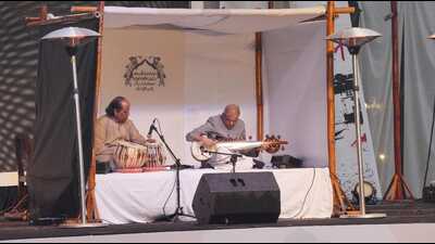 Ustad Irfan Muhammad Khan on sarod and Ustad Ilmas Hussain Khan on tabla perform at Sanatkada on Sunday morning. (Sourced) Ustad Irfan Muhammad Khan on sarod and Ustad Ilmas Hussain Khan on tabla perform at Sanatkada on Sunday morning. (Sourced)