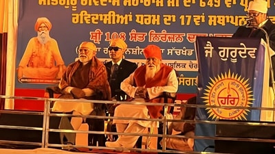 PM Narendra Modi at Dera Sachkhand, Ballan, in Jalandhar with sect head Sant Niranjan Dass on Sunday. (Navrajdeep Singh/HT Photo) PM Narendra Modi at Dera Sachkhand, Ballan, in Jalandhar with sect head Sant Niranjan Dass on Sunday. (Navrajdeep Singh/HT Photo)