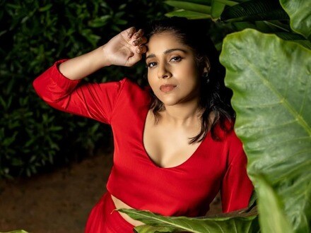<p>కైపెక్కించే చూపులతో, మతి పోగొట్టే అందాలతో రెడ్ డ్రెస్ లో అదరగొడుతోంది హాట్ భామ రష్మి గౌతమ్. </p>