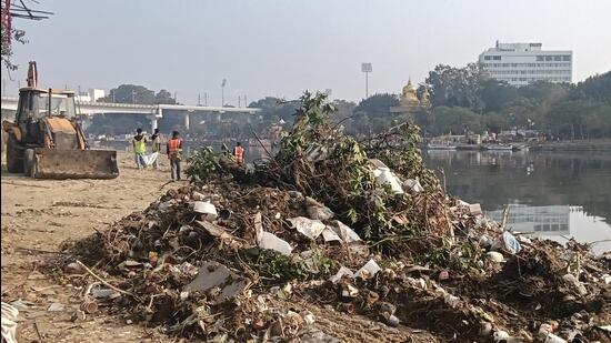 Waste being removed from the Gomti embankment near Jhulelal Vatika Park and Katki Mela ground. (Deepak Gupta/HT)