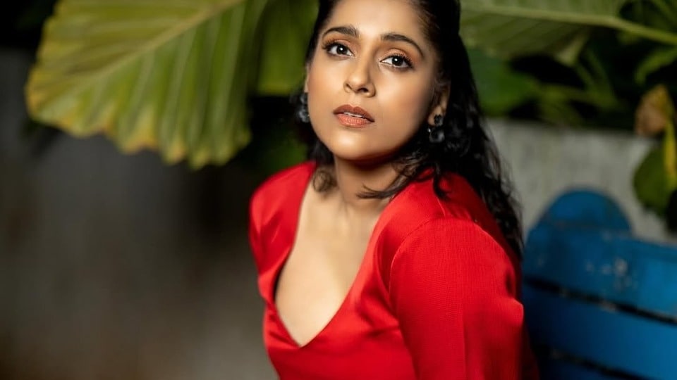 <p>‘‘రెడ్ ఫ్లాగ్? కాదు. రెడ్ స్టేట్మెంట్’’ అంటూ ఈ హాట్ పోజులను తన ఇన్ స్టాలో పోస్టు చేసింది రష్మి గౌతమ్. </p>(instagram-Rashmi Gautam)