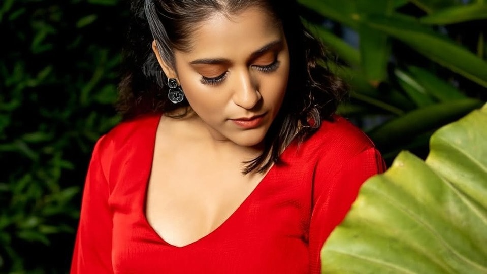 <p>రెడ్ డ్రెస్ లో మెరిసిపోతున్న రష్మి గౌతమ్ పిక్స్ వైరల్ గా మారాయి. లవ్, ఫైర్, హాట్ అంటూ నెటిజన్లు కామెంట్లు పెడుతున్నారు. </p>(instagram-Rashmi Gautam)