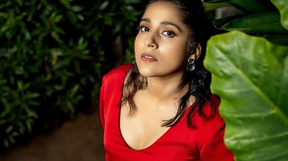 <p>ప్రస్తుతం రష్మి గౌతమ్ ఈటీవీలో బజర్దస్త్, శ్రీదేవి డ్రామా కంపెనీ షోలో యాంకర్ చేస్తోంది. </p>(instagram-Rashmi Gautam)