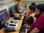 ట్రేడింగ్‌లో నిమగ్నమైన ఇన్వెస్టర్లు(PTI)