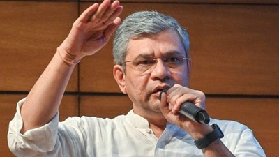 కేంద్ర రైల్వే మంత్రి అశ్వినీ వైష్ణవ్ కేంద్ర రైల్వే మంత్రి అశ్వినీ వైష్ణవ్