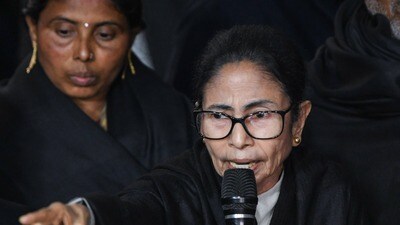 মমতা-জ্ঞানেশ সাক্ষাতের পর ‘আইন ভাঙলে কড়া পদক্ষেপ’র বার্তা ECর (ANI Photo/Amit) (Amit ) মমতা-জ্ঞানেশ সাক্ষাতের পর ‘আইন ভাঙলে কড়া পদক্ষেপ’র বার্তা ECর (ANI Photo/Amit) (Amit )