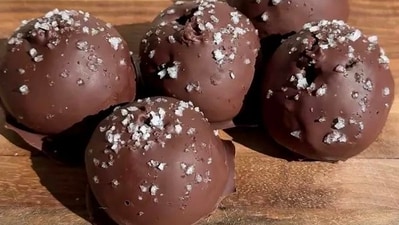 Try out Nuha's 3 ingredient chocolate date ball recipe! (Pinterest) Try out Nuha's 3 ingredient chocolate date ball recipe! (Pinterest)