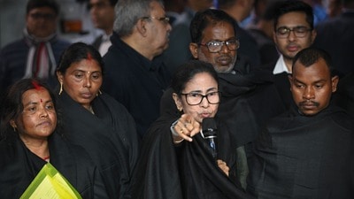 কমিশনকে 'জমিদারি আচরণ' তোপ মুখ্যমন্ত্রীর (Hindustan Times) কমিশনকে 'জমিদারি আচরণ' তোপ মুখ্যমন্ত্রীর (Hindustan Times)