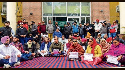 Residents of Dhoka Mohalla protest outside MC’s Zone D office in Ludhiana on Monday. (Gurpreet Singh/HT) Residents of Dhoka Mohalla protest outside MC’s Zone D office in Ludhiana on Monday. (Gurpreet Singh/HT)