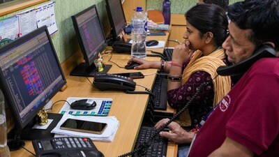 ట్రేడింగ్లో నిమగ్నమైన ఇన్వెస్టర్లు (PTI) ట్రేడింగ్లో నిమగ్నమైన ఇన్వెస్టర్లు (PTI)